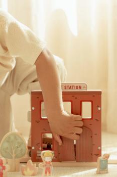 Spielende Kinder mit der Little Dutch Holz-Feuerwache